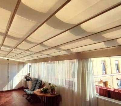 Terraza con cortinas y pérgolas