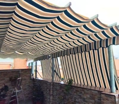 Terraza con pergola y toldos