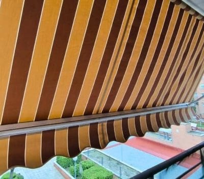 Toldo color amarillo y rojo
