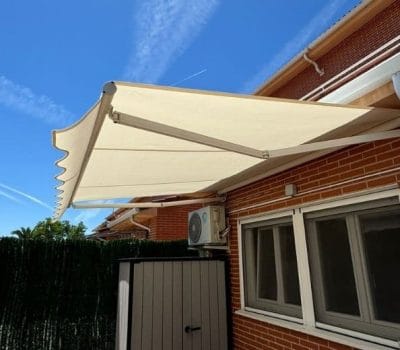 Toldo extensible blanco